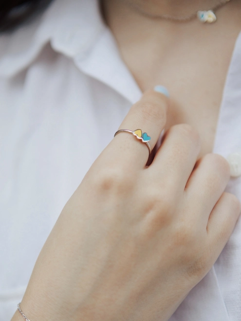 Каблучка срібна Два серця Youko з емаллю жовто-блакитною