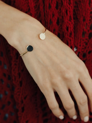 Браслет серебряный бангл монеты Youko в желтой позолоте 2