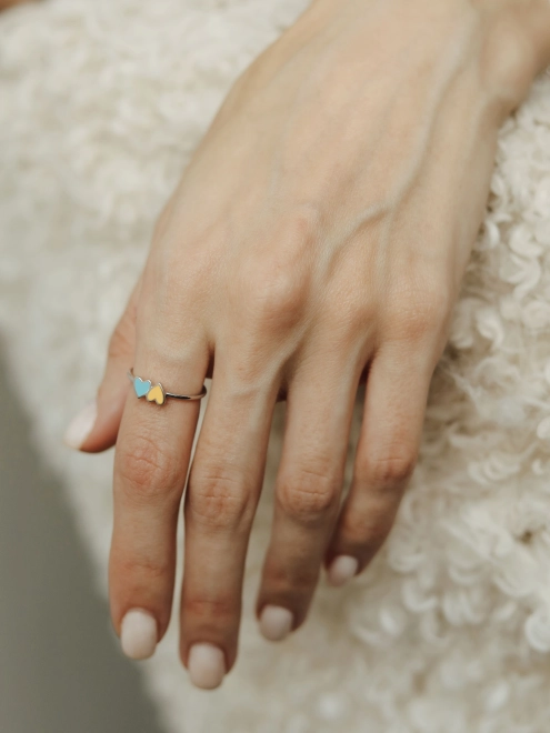 Кольцо серебряное Два сердца Youko с эмалью желто-голубой