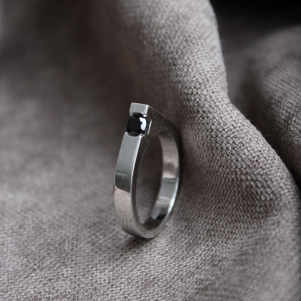 Кольцо серебряное Геометрия с Ониксом Youko
