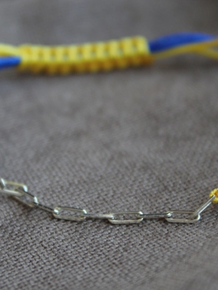 Браслет серебряный Звенья Youko с желто-синей нитью 2