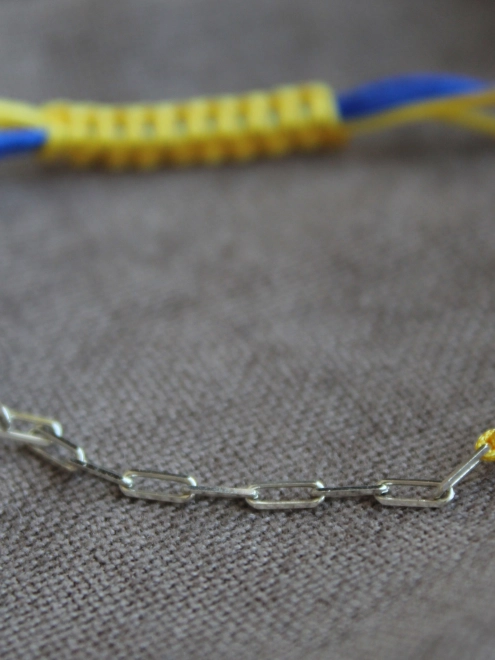 Браслет серебряный Звенья Youko с желто-синей нитью