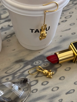 Сережки Зайчик на ланцюгу жовта позолота Youko 2