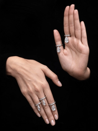 Серебряное кольцо YOUKO 925 пробы с крупным цирконом огранки «груша» и дорожкой белых цирконов. Элегантный дизайн и выразительное сияние. 2