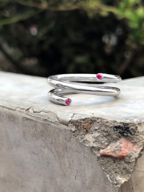 Кольцо серебряное Пружина с цирконами Youko красного цвета